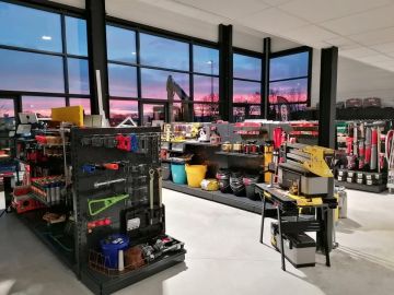 Joli lever de soleil sur notre magasin ce matin. 
L’équipe Ballé Equipements vous y attend pour partager un café et y découvrir un large choix d’outillage....