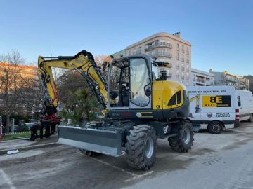 Livraison d’une 3ème pelle à pneus Wacker Neuson EW100 avec rototilt à notre fidèle client MARC SA Brest ! Merci au groupe MARC pour la confiance