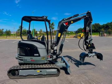 Nouvelle livraison !

Nous sommes heureux de remettre cette mini-pelle Wacker Neuson EZ26-2, édition Black, équipée de sa pince DMS. 🖤

Une machine compacte,...